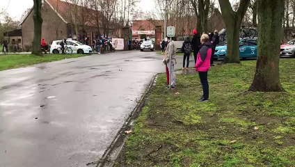 Une voiture freine brusquement au départ dune course cycliste #KBK2019