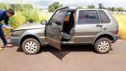 Carro capota em colisão no Bairro Santos Dumont