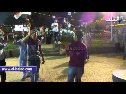 مواطنون يرقصون على أنغام تسلم الأيادى بميدان مصطفى محمود