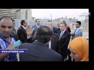 شاهد ماذا فعل وزير الاستثمار مع وزير الكهرباء بعد همس الزند له في أذنه
