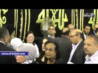 صابرين تبكي بشدة في عزاء نور الشريف