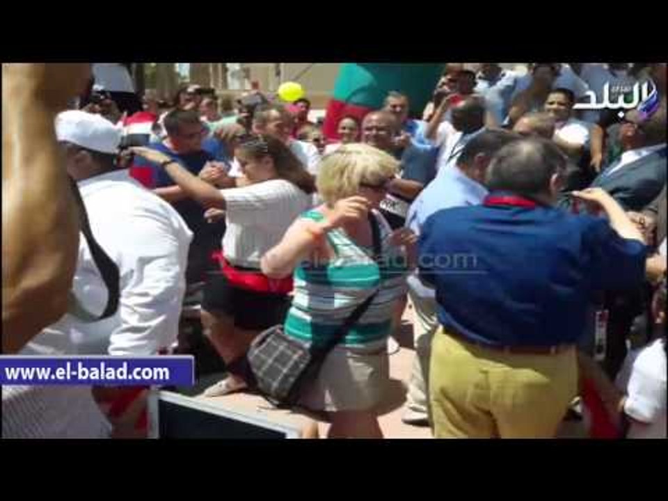 السياح يشاركون العاملون بالمنتجعات السياحية بال...