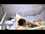 طفل يعانى من ضمور فى المخ محتجز بغرفة بلا تهوئة فى مستشفى القناطر