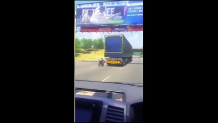 Tekerlekli Sandalyesiyle Tıra Tutunup Giden Engelli