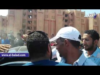 فرار محمد رمضان من الاهالي اثناء تشيع جنازة نور الشريف
