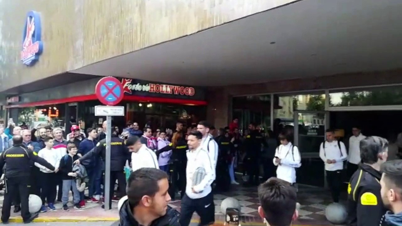 Sevilla-Slavia: El Sevilla Sale del Hotel Hacia el Sánchez Pizjuán