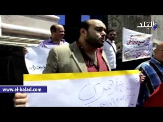 عاملون بقناة "أزهرى" يتظاهرون أمام الصحفيين للمطالبة بصرف رواتبهم