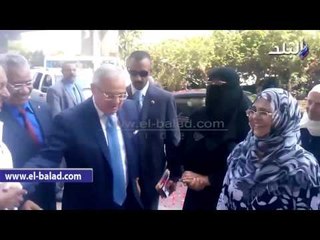 العاملون بوزارة السياحة يستقبلون زعزوع بالورود