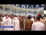 وزير الدفاع يؤدي الصلاة أمام الكعبة