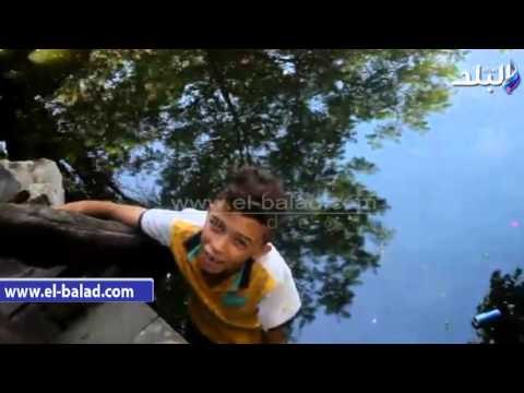 قمامة وزجاجات فارغة تطفو على سطح مياة بحيرة البجع بحديقة الحيوان