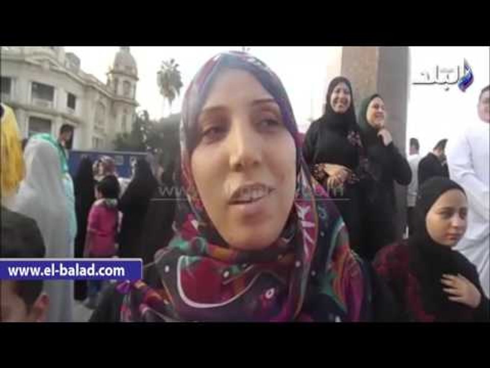 مواطنوا الدقهلية يحتفلون باول ايام العيد امام النصب التذكارى