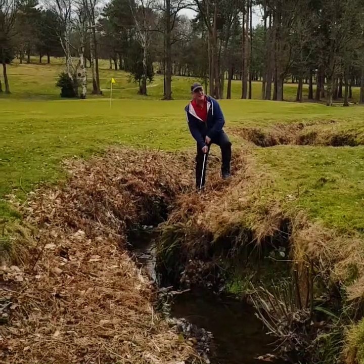 Coup de golf au-dessus d'un fossé... Mauvaise Idée !