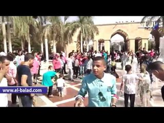 الاطفال بـ"حديقة الازهر" يهربون من حرارة الطقس بالاستحمام بالنافورات