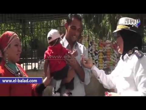 ضابطات يوزعون الحلوى على زائرى حديقة الحيوان