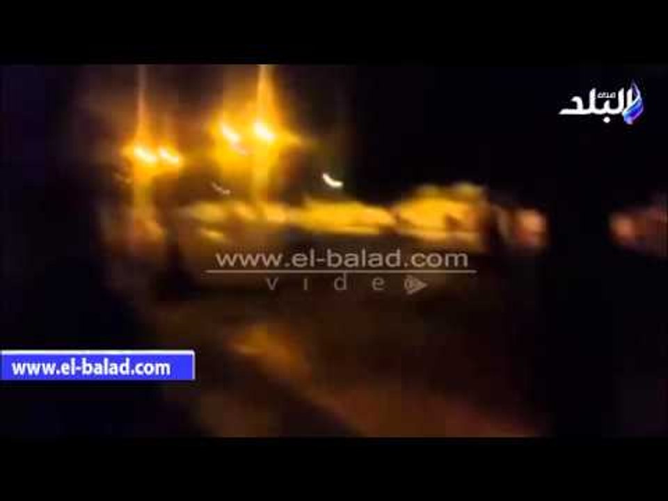 خبراء المفرقعات يتعاملون مع حقيبه مغلقة امام الباب الخلفى لمديرية أمن المنيا