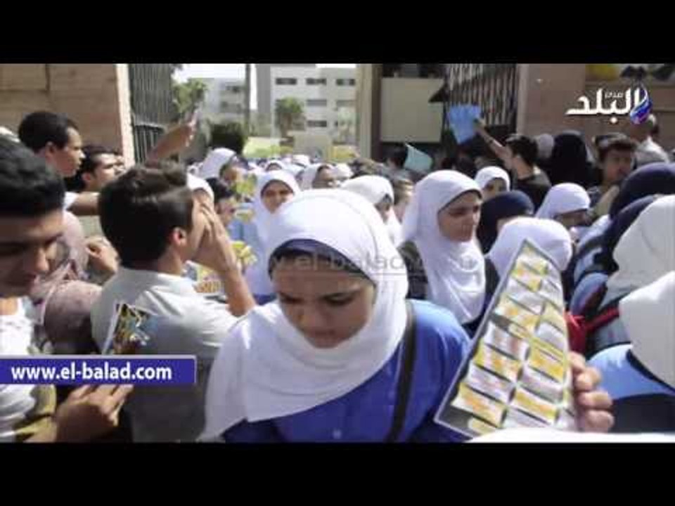 مراكز الدروس الخصوصية توزع اعلاناتها على الطلاب أمام المدارس