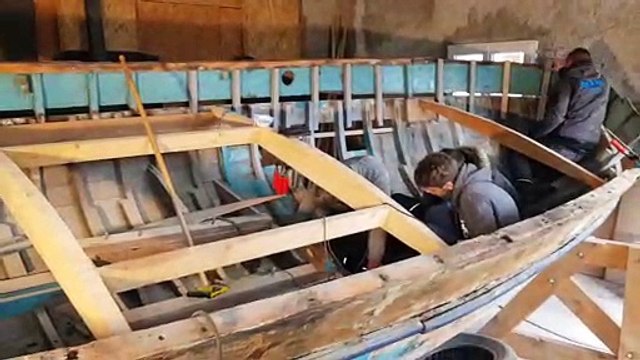 Les apprentis menuisiers et charpentiers du CFA d'Arches dans les Vosges restaurent un vieux bateau