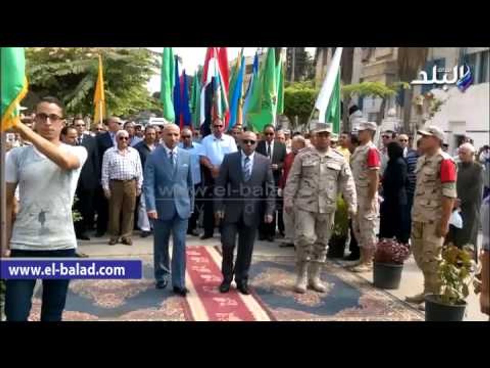 محافظ المنوفية يضع اكليلا من الزهور على النصب التذكارى للشهداء