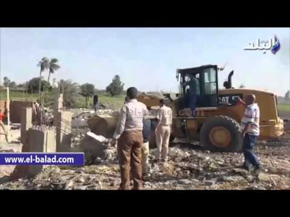 صدى_البلد |  مصادرة خلاطة ومواد بناء وازالة منزل مخالف علي الطرق الدائري بالفيوم