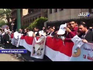 سلسلة بشرية لحملة الماجستير أمام  "المحامين" للمطالبة بالتعيين