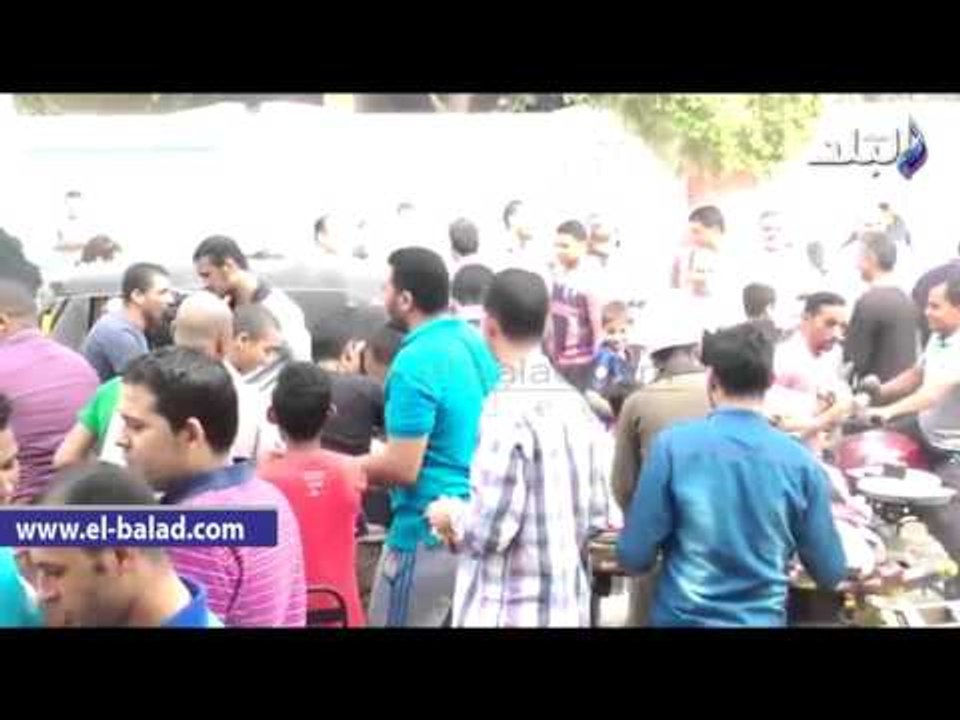#صدى_البلد |   أنصار أحد المرشحين يوزع "الموز" على الناخبين في ناهيا