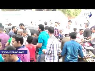#صدى_البلد |   أنصار أحد المرشحين يوزع "الموز" على الناخبين في ناهيا
