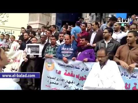 صدى البلد | حاملو الماجستير والدكتوراه يرتدون الكفن أمام الصحفيين