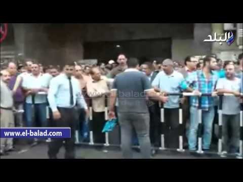 صدى البلد | العاملون بالأوقاف يغلقون بوابة «الهيئة» بالدقي للمطالبة بصرف رواتبهم