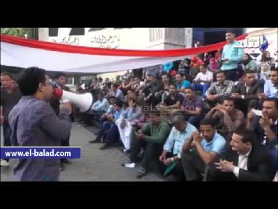 صدى البلد | حاملو الماجستير والدكتوراة يرتدون "الكفن" أمام الصحفيين للمطالبة بالتعيين