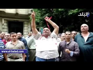 صدى البلد |  عامل بشركة المشروعات الصناعية يهدد بشنق نفسه أمام الوزراء