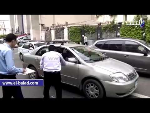 صدى البلد | حاملو الماجستير والدكتوراه يوزعون المناديل على المارة أمام الصحفيين