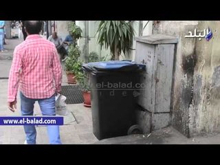 صدى البلد | محلات وسط البلد تضع اسمائها علي "صناديق القمامة"