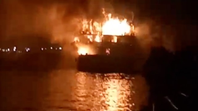 حريق هائل في مركب بالمعادي.. فيديو يرصد لحظات الرعب