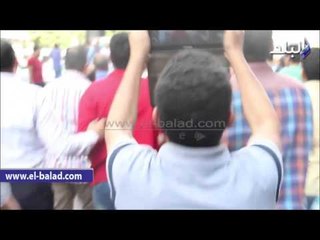 صدى البلد |  مدير"الأوقاف" يهرب من الباب الخلفي للهيئة بسبب تظاهرات العاملين