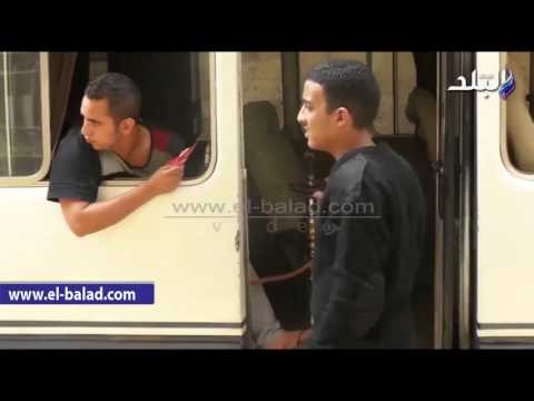 صدى البلد | مجند شرطة يدخن الشيشة أمام لجنة خالية من الناخبين