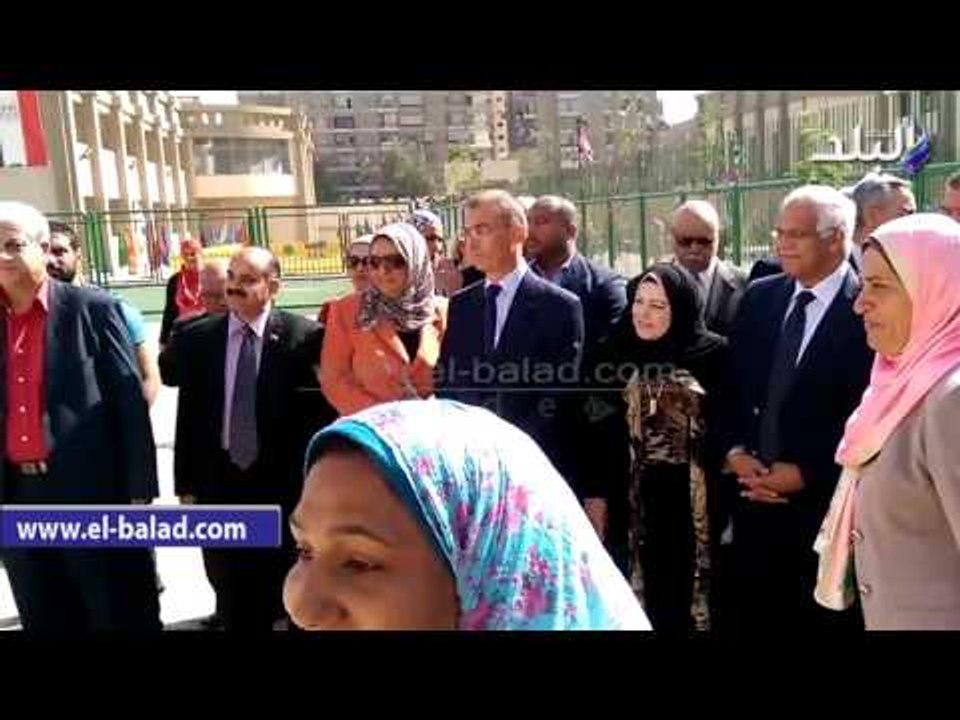 صدى البلد | طالبات  الرسمية للغات  بالبساتين يقدمون عرض باليه  أمام محافظ القاهرة