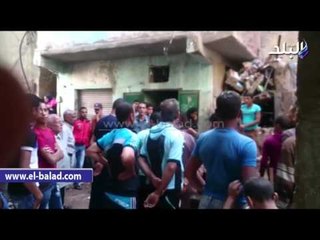 صدى البلد |  مشادات بين جيران عقار أبو قير المنهار والعاملين بالحى بسبب الرشاوى