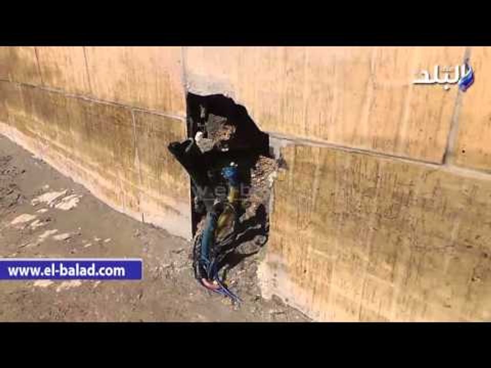 صدى البلد |  كابل كهربائى غارق فى مياه الامطار يثير الذعر بالمنتزه