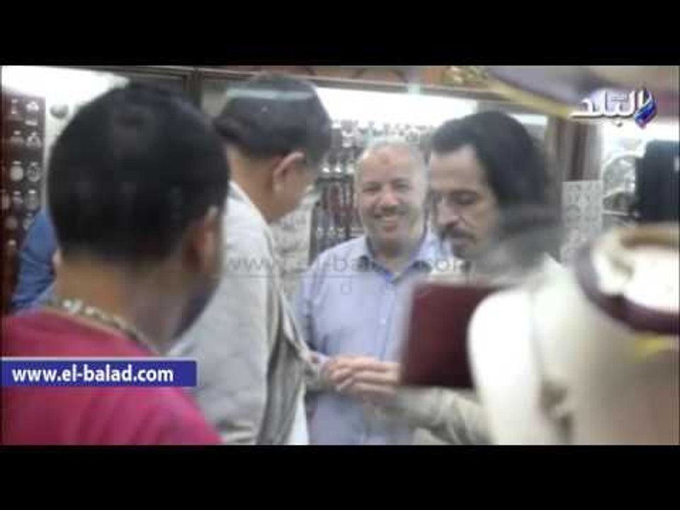 صدى البلد | الفضة تثير إعجاب ياني في شارع المعز..إشتري كنكة قهوة وخرزة زرقاء