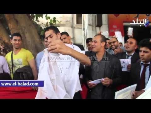 صدى البلد | حملة الماجستير والدكتوراه يشعلون النار فى شهادات تخرجهم أمام الوزراء