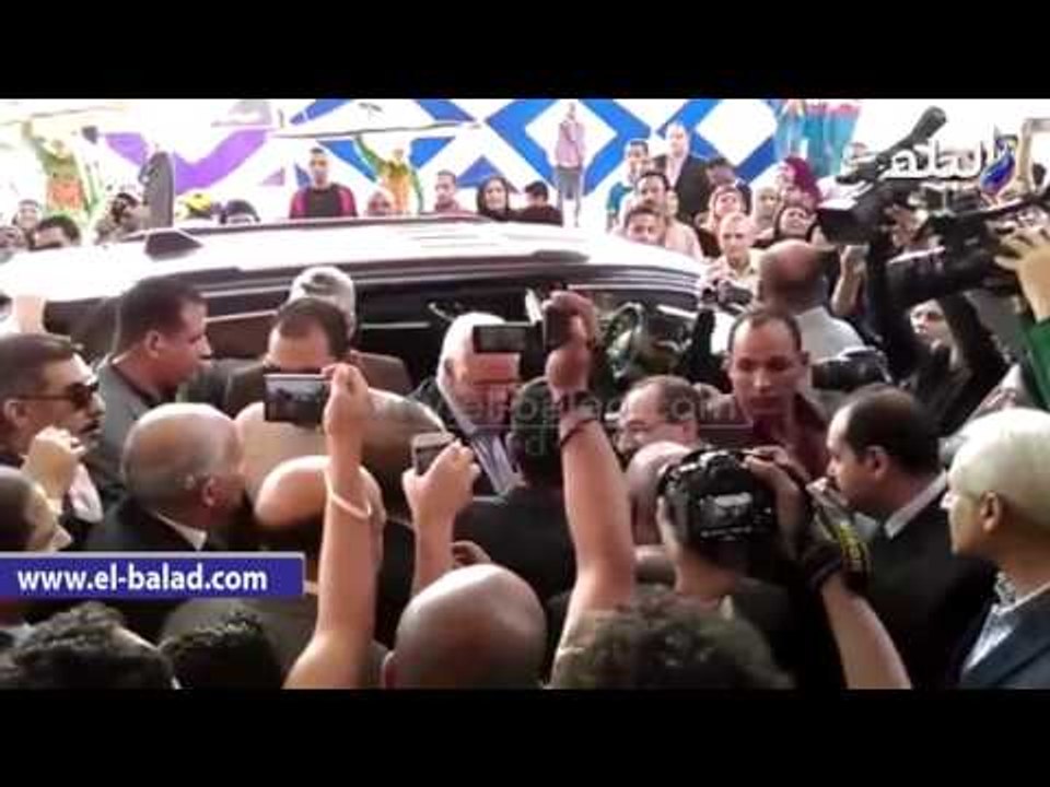 صدى البلد | أهالي "أبوحشيش" يتجمهرون أمام سيارة محافظ القاهرة.. والسعيد لقوات الأمن: "محدش يلمسهم"