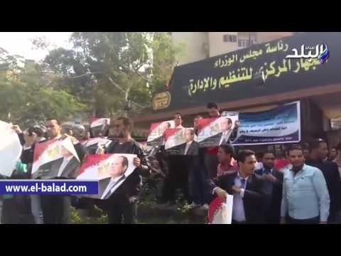 صدى البلد | جنود الأمن المركزى يوزعون صور السيسى على حاملي الماجستير والدكتوراه