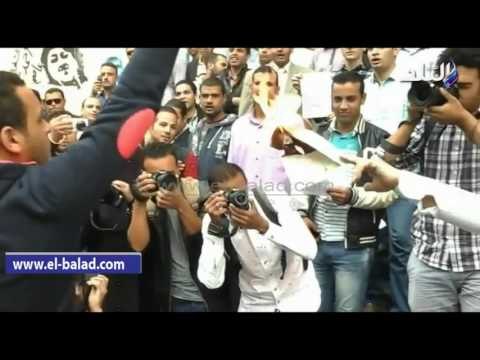 صدى البلد | حاملو الماجستير والدكتوراه يحرقون شهاداتهم أمام الصحفيين