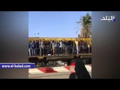 صدى البلد | مواطنون معلقون على أبواب قطار الصعيد