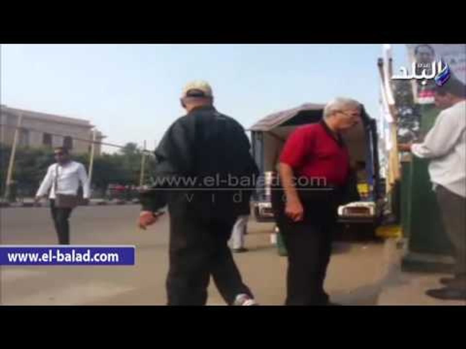 صدى البلد |  سيارات الجيش توزع "السلع الغذائية" بأسعار مخفضة في وسط البلد