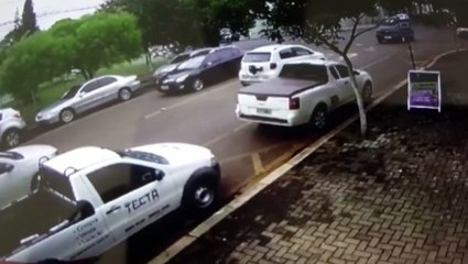 Colisão de trânsito no Centro é flagrada por câmera de segurança