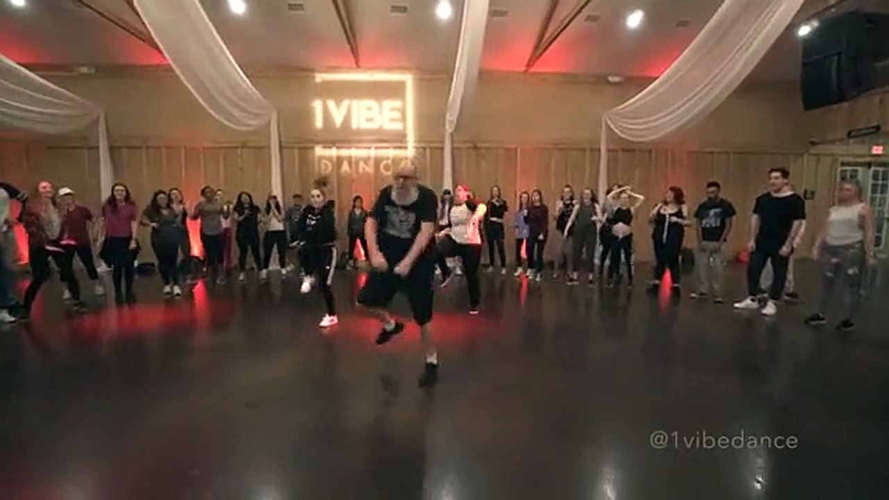 Un homme âgé de 40 ans danse magnifiquement sur la chanson "Wow" de "Post Malone"