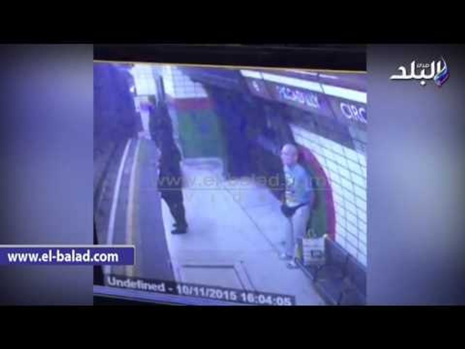 صدى البلد | متطرف يدفع فتاة محجبة تحت عجلات متر...