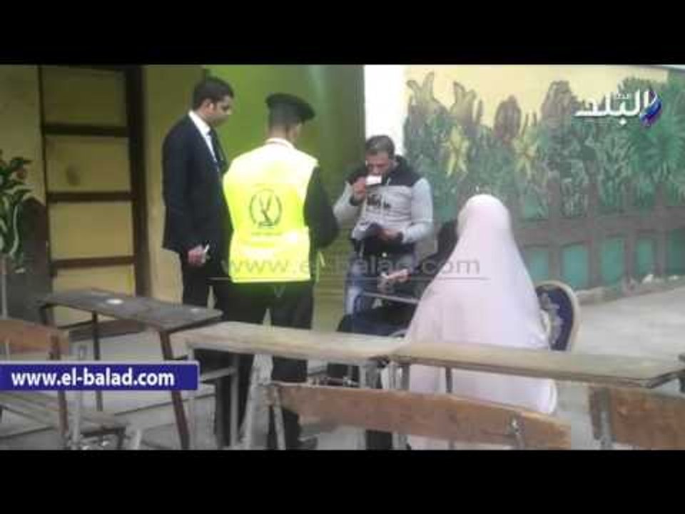 صدى البلد | قاضي يغادرلجنته لتمكين سيدة بكرسى متحرك من التصويت بروض الفرج