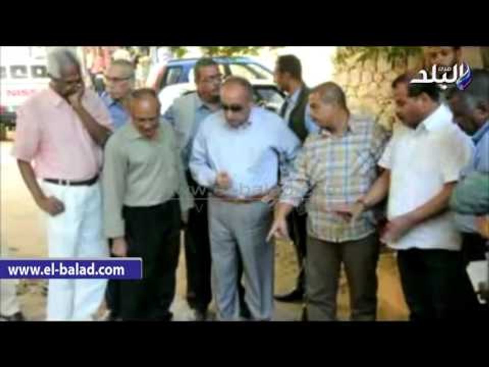 صدى البلد | محافظ أسوان يتفقد أعمال تغيير خطوط مياه الشرب بمنطقة سكنية